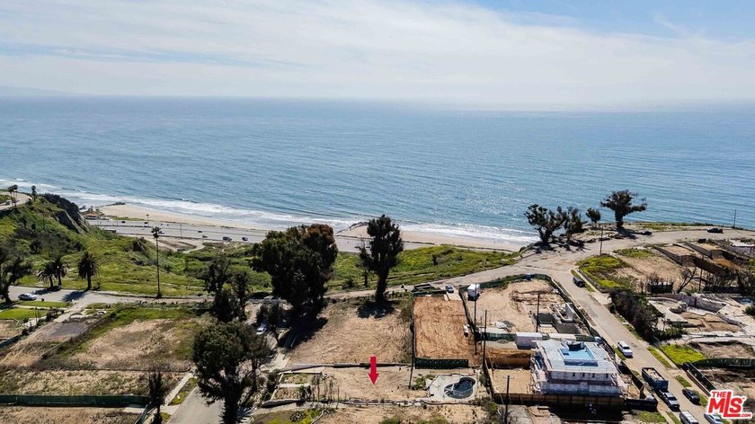 One lot from the Via de las Olas bluffs, this is the one you've - Beach Lot for sale in Pacific Palisades, California on Beachhouse.com