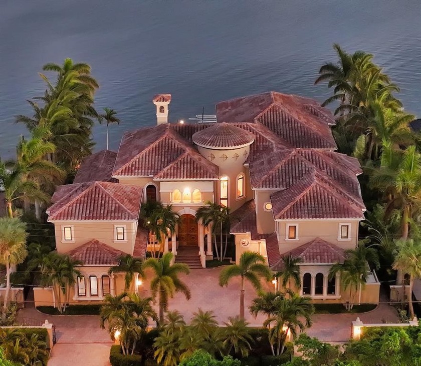 Live your luxury in the beautiful Casa Lido waterfront estate - Beach Home for sale in Sarasota, Florida on Beachhouse.com