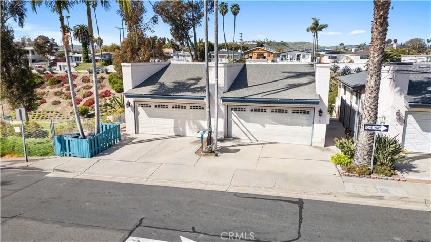 Highly upgraded duplex with park and peekaboo ocean views. Both - Beach Townhome/Townhouse for sale in San Clemente, California on Beachhouse.com