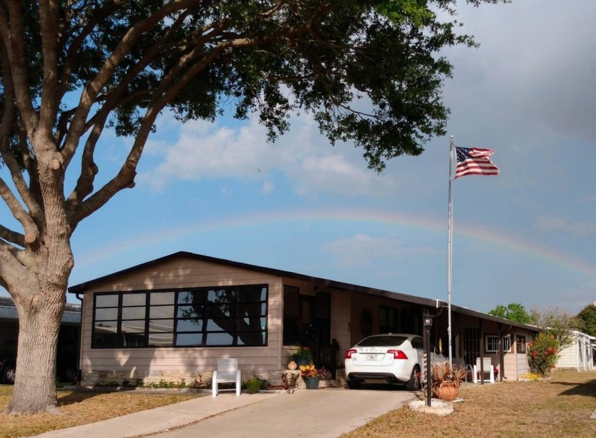 Relax in 1152 sq ft of air-conditioned space. This 2 bedroom, 2 - Beach Home for sale in West Melbourne, Florida on Beachhouse.com