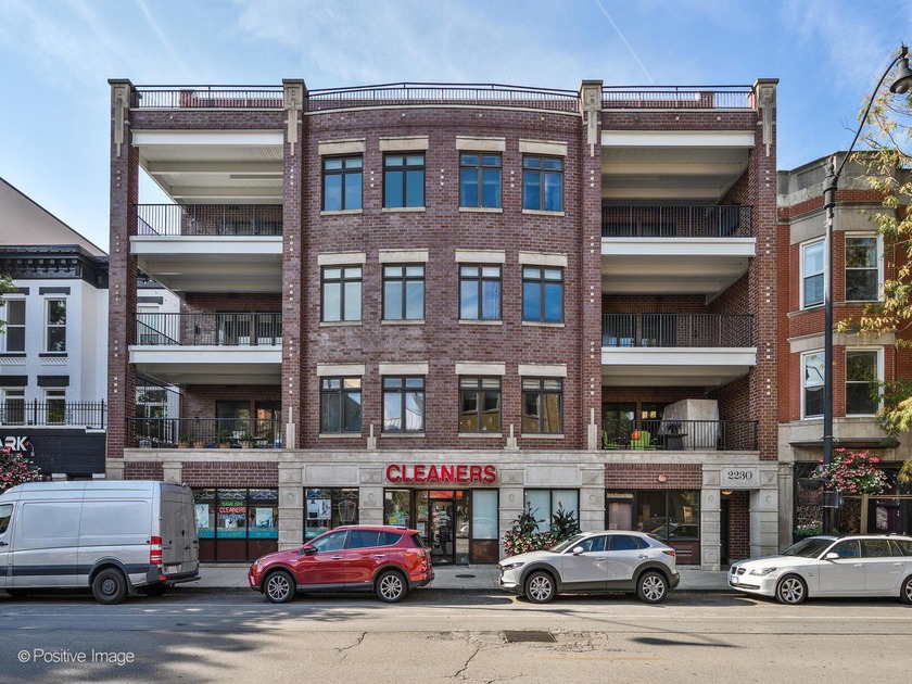 Boutique Lincoln Park elevator building, featuring an oversized - Beach Condo for sale in Chicago, Illinois on Beachhouse.com