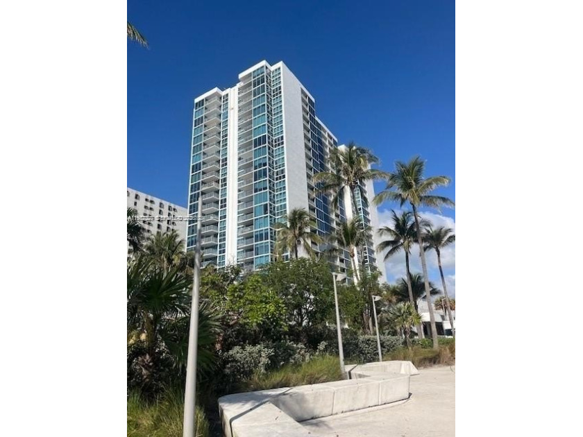 * * *  Miami Beach lifestyle at the oceanfront Mirasol Ocean - Beach Condo for sale in Miami Beach, Florida on Beachhouse.com