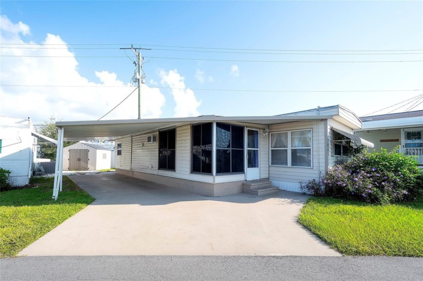 VALUE PRICED!  This 2 bedrooms, 1.5 bath is efficient - Beach Home for sale in Sarasota, Florida on Beachhouse.com
