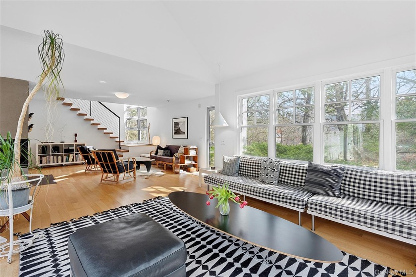 This 2,800 sq ft. fully updated four-bedroom - Beach Home for sale in Amagansett, New York on Beachhouse.com
