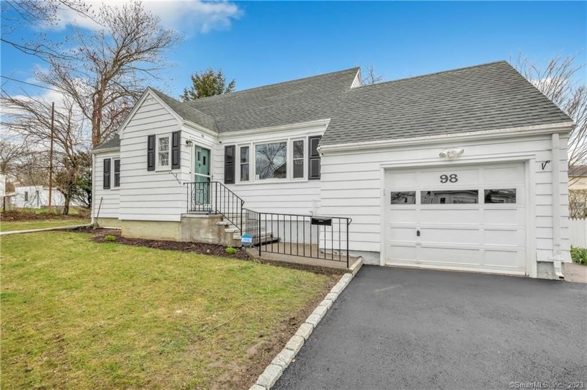 Charming 4 bedroom 2 full bath home located nearby shopping - Beach Home for sale in Fairfield, Connecticut on Beachhouse.com