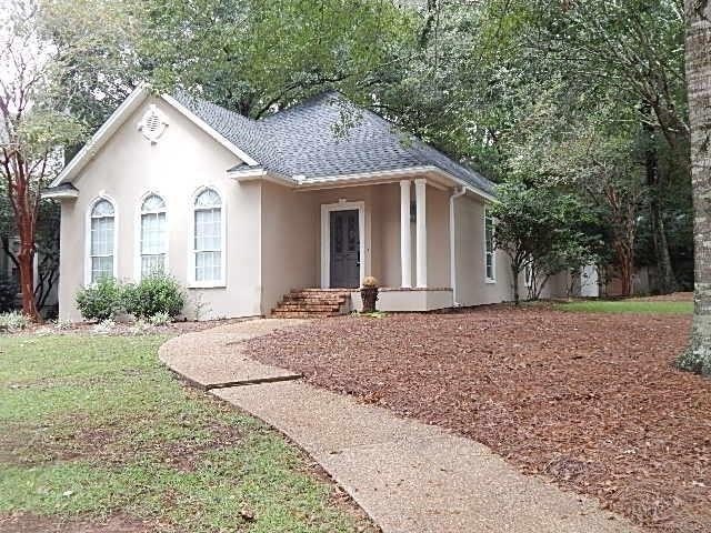 Well Maintained single level home on wooded lot in - Beach Home for sale in Fairhope, Alabama on Beachhouse.com