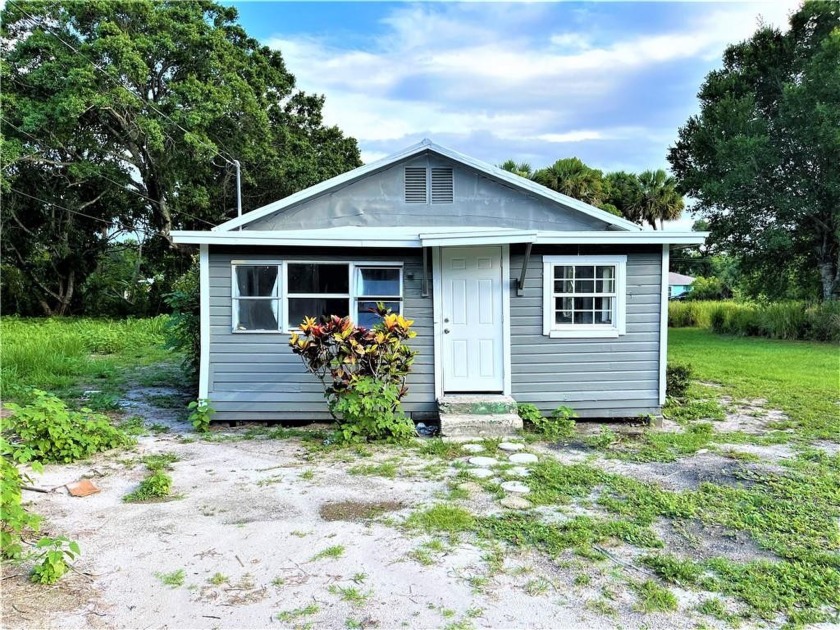 2 BEDROOM / 1 BATH HOME WITH ENCLOSED FRONT PORCH. HANDYMAN - Beach Home for sale in Vero Beach, Florida on Beachhouse.com