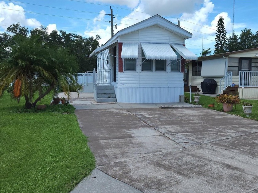 PET FRIENDLY, SINGLE WIDE MOBILE HOME IN ACTIVE 55+ COMMUNITY! - Beach Home for sale in Bradenton, Florida on Beachhouse.com