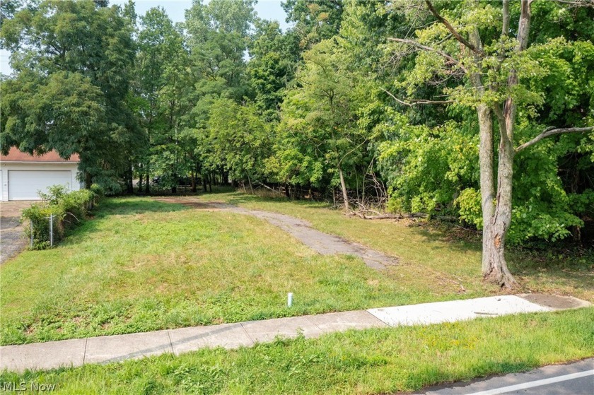 PRIME LOCATION! Private lot located at the end of a mature - Beach Lot for sale in Westlake, Ohio on Beachhouse.com