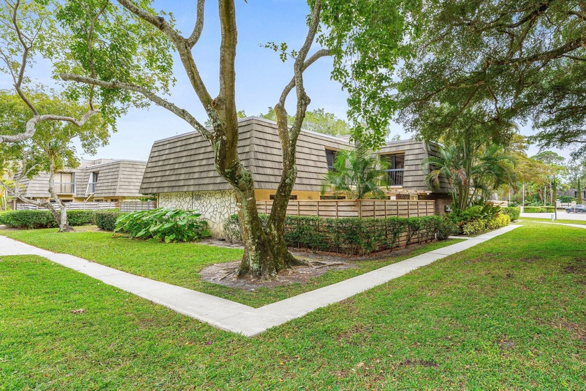 Immaculate and thoughtfully updated three-bedroom - Beach Townhome/Townhouse for sale in Palm Beach Gardens, Florida on Beachhouse.com