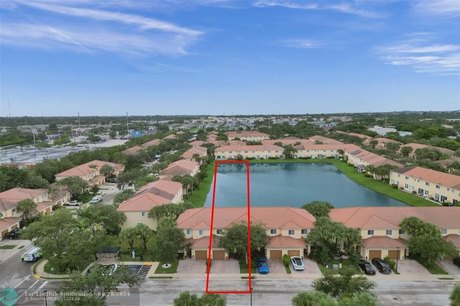 Step into this stunning townhouse with picturesque lake views - Beach Townhome/Townhouse for sale in Oakland Park, Florida on Beachhouse.com