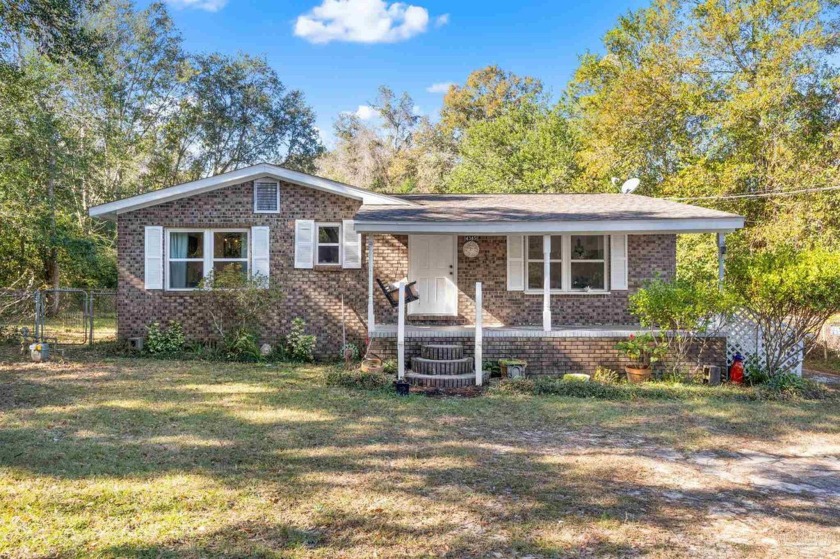 This beautiful brick home features: 2 bedrooms, 1 bathroom, a - Beach Home for sale in Milton, Florida on Beachhouse.com