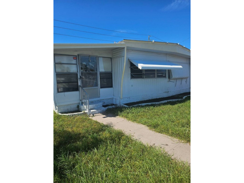 Large double wide handyman  special. 2 bedroom  2 full bathroom - Beach Home for sale in St. Petersburg, Florida on Beachhouse.com