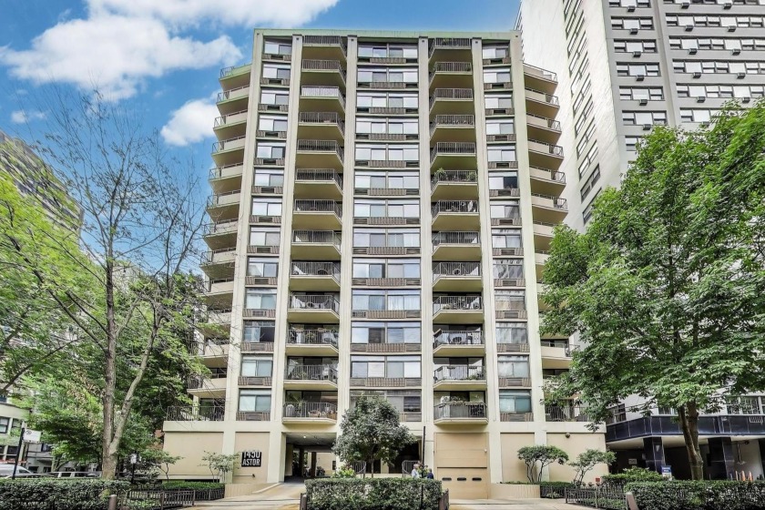 Rarely available end unit with expansive views of Lincoln Park - Beach Home for sale in Chicago, Illinois on Beachhouse.com