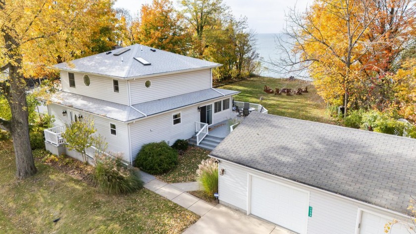 Cozy Lake Michigan cottage with stunning views in a peaceful - Beach Home for sale in Benton Harbor, Michigan on Beachhouse.com