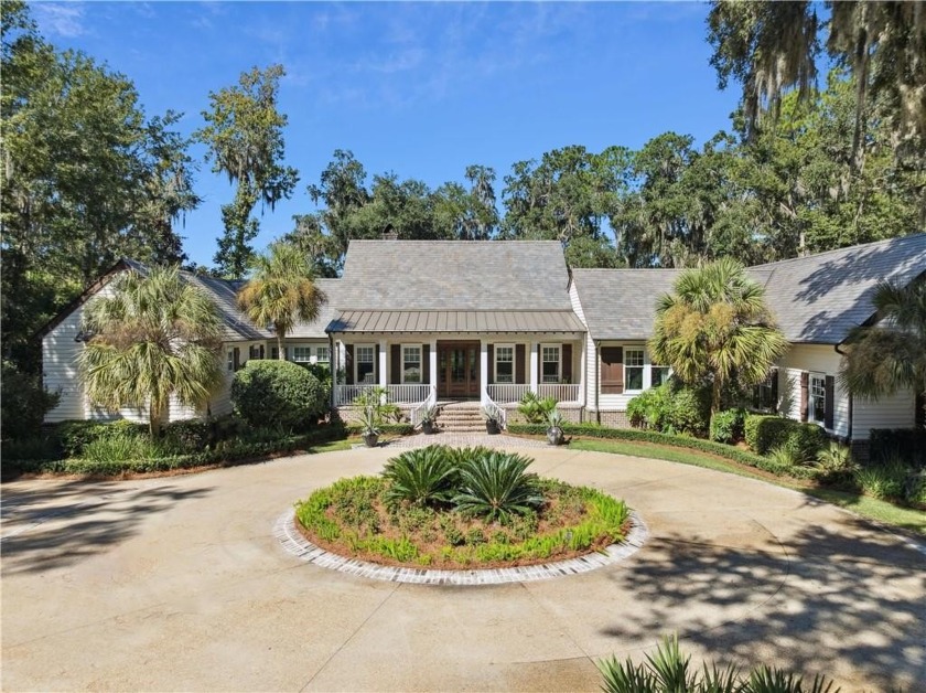 Welcome to 134 Telford Lane! Gracefully settled beneath a canopy - Beach Home for sale in Saint Simons, Georgia on Beachhouse.com