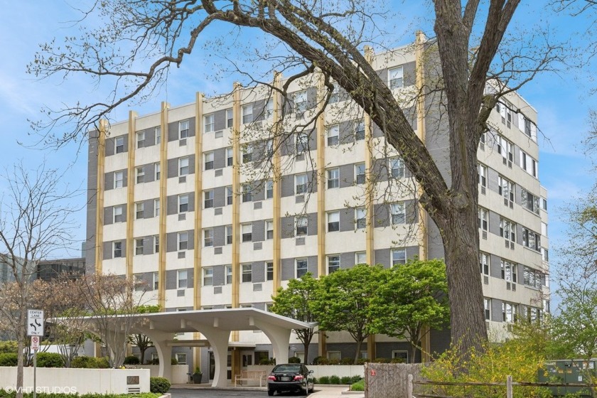 Come home to this Penthouse three bedroom, three bath Co-op unit - Beach Home for sale in Wilmette, Illinois on Beachhouse.com