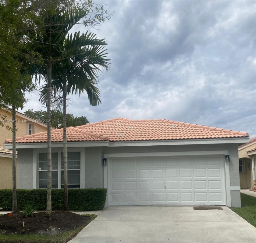 Welcome to this beautiful & cozy home in Silver Lakes. 3 beds & - Beach Home for sale in Miramar, Florida on Beachhouse.com