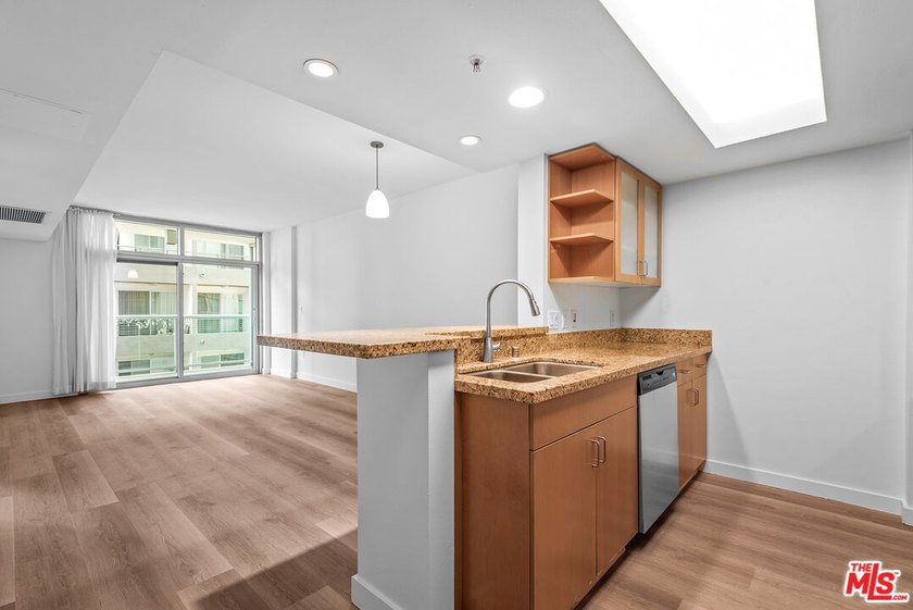 Gorgeous 1 bedroom, 1 bathroom condo in the full-service Azzurra - Beach Condo for sale in Marina Del Rey, California on Beachhouse.com