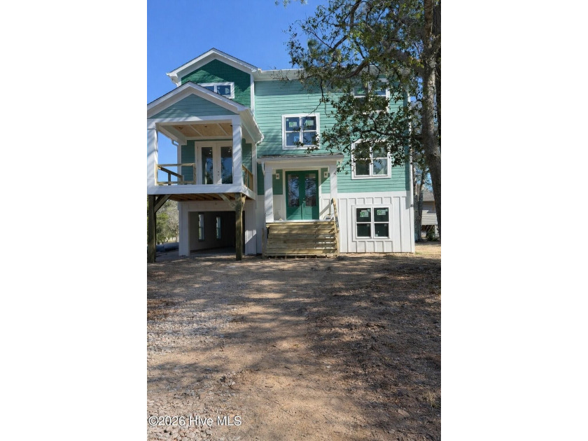 Welcome to 98 SE 43rd Street on Oak Island. Positioned on a - Beach Home for sale in Oak Island, North Carolina on Beachhouse.com