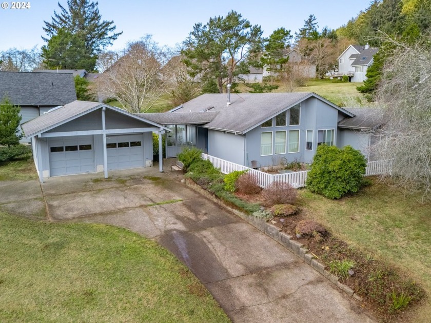 Beautiful 2 bedroom, 2 bath home on double lot in the Quiet - Beach Home for sale in Yachats, Oregon on Beachhouse.com