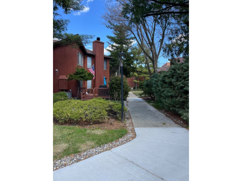(2) KINGSIZE BEDROOMS OVERLOOKING GOLF COURSE. DRAMATIC  TWO - Beach Townhome/Townhouse for sale in Staten Island, New York on Beachhouse.com