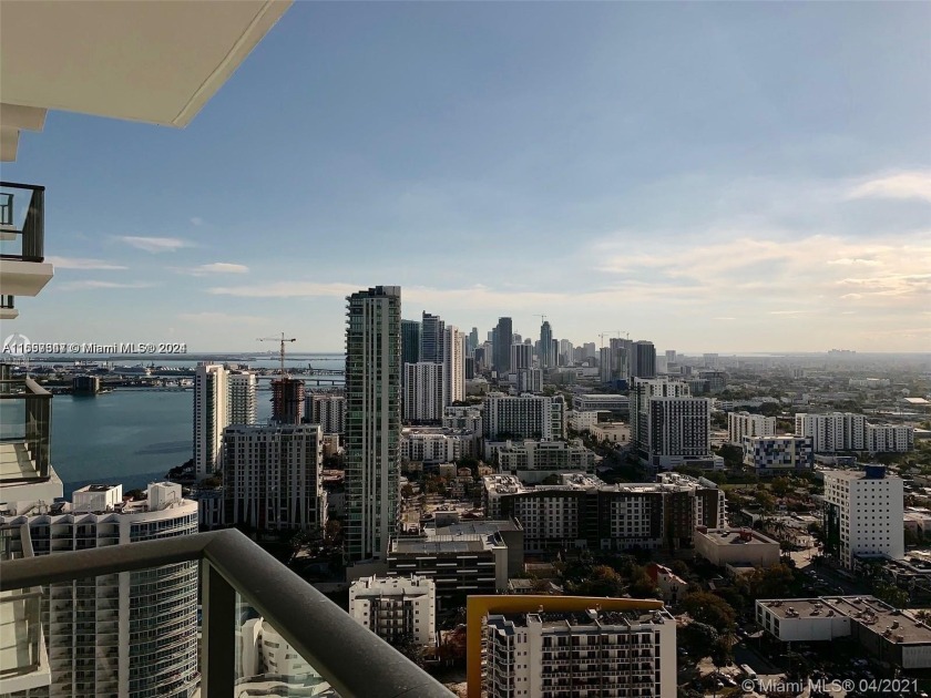 Beautiful 2 bed/ 2 bath with a convenient split floor plan and - Beach Condo for sale in Miami, Florida on Beachhouse.com