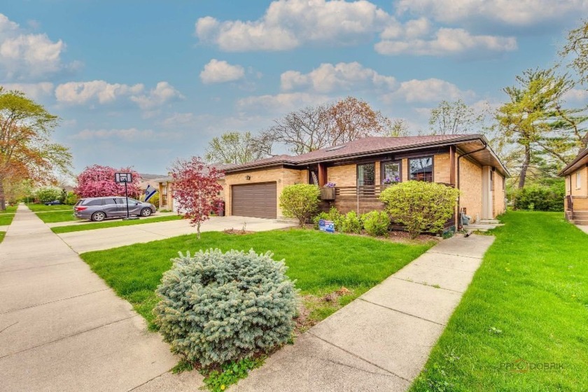 SIMPLY STUNNING! REAL DEVONSHIRE  PEARL! REBUILT IN 2015. 9 FEET - Beach Home for sale in Skokie, Illinois on Beachhouse.com