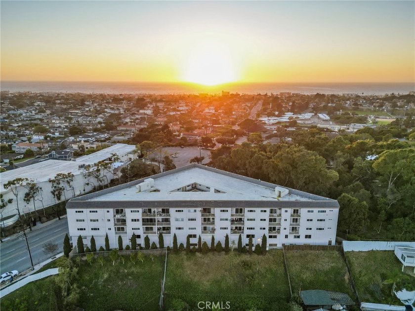 Enjoy comfortable coastal living in South Redondo Beach in this - Beach Condo for sale in Redondo Beach, California on Beachhouse.com
