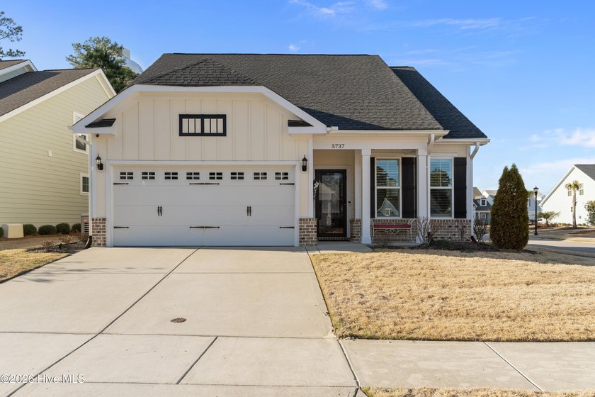 Immaculate 3-bedroom, home with bonus room on a desirable corner - Beach Home for sale in Leland, North Carolina on Beachhouse.com