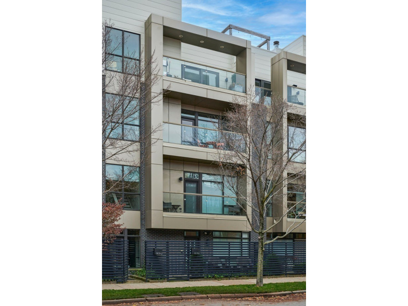 This unique 3 bed/3 bath Lincoln Park triplex has its own - Beach Condo for sale in Chicago, Illinois on Beachhouse.com