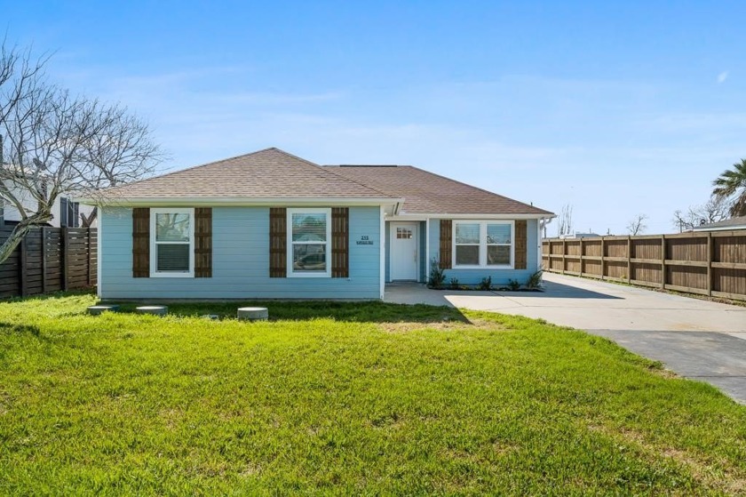 This charming 3-bedroom, 2-bath canal home has been completely - Beach Home for sale in Rockport, Texas on Beachhouse.com