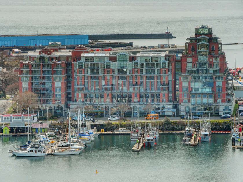 Stunning sub-penthouse waterfront suite at exclusive Shoal Point - Beach Home for sale in Victoria, British Columbia on Beachhouse.com