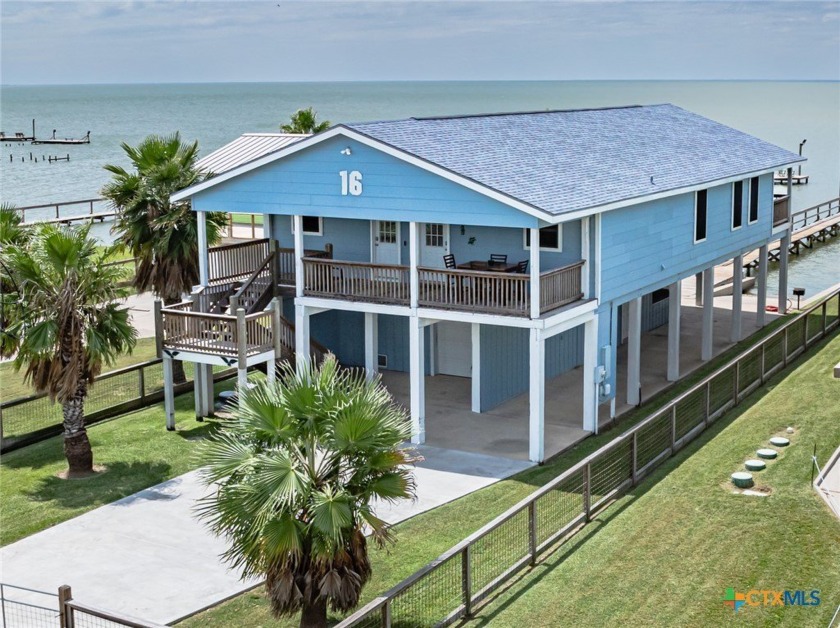 This stunning property on Copano Bay in Rockport, Texas offers - Beach Home for sale in Rockport, Texas on Beachhouse.com