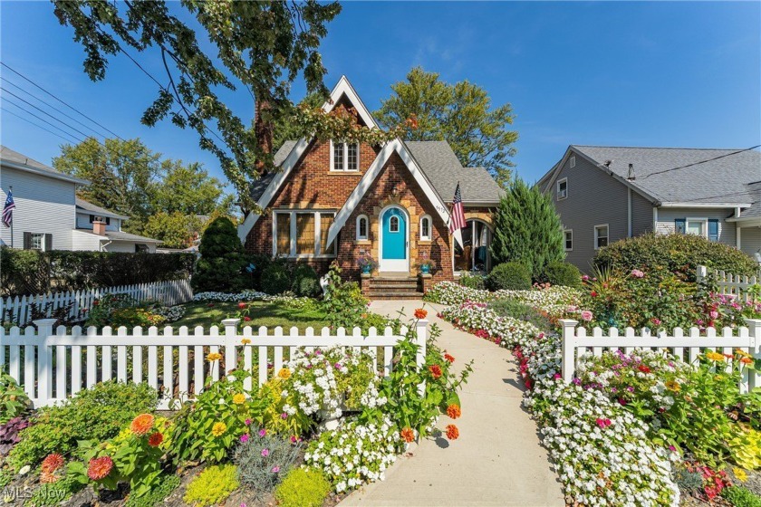 Welcome to 5572 South Street, a home that truly feels like it - Beach Home for sale in Vermilion, Ohio on Beachhouse.com
