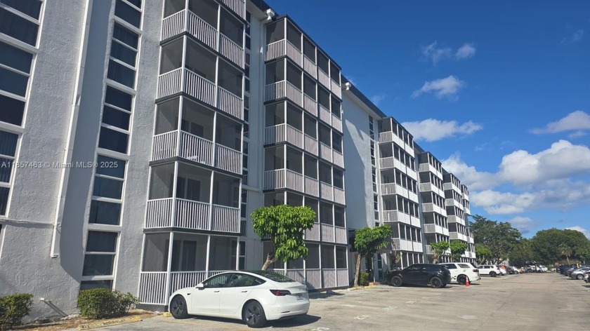 WOOSIDE CONDO 1/1 ,EAST OF US 1  !!! 
CALL L.A FOR - Beach Condo for sale in North Miami Beach, Florida on Beachhouse.com