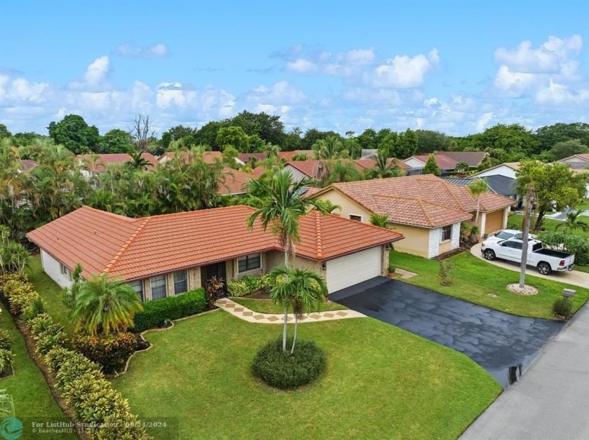 Come see this beautiful home located in Golf Course community in - Beach Home for sale in Tamarac, Florida on Beachhouse.com