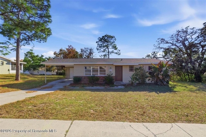 Move right into this thoughtfully updated 2 bedroom, 1.5 - Beach Home for sale in Spring Hill, Florida on Beachhouse.com