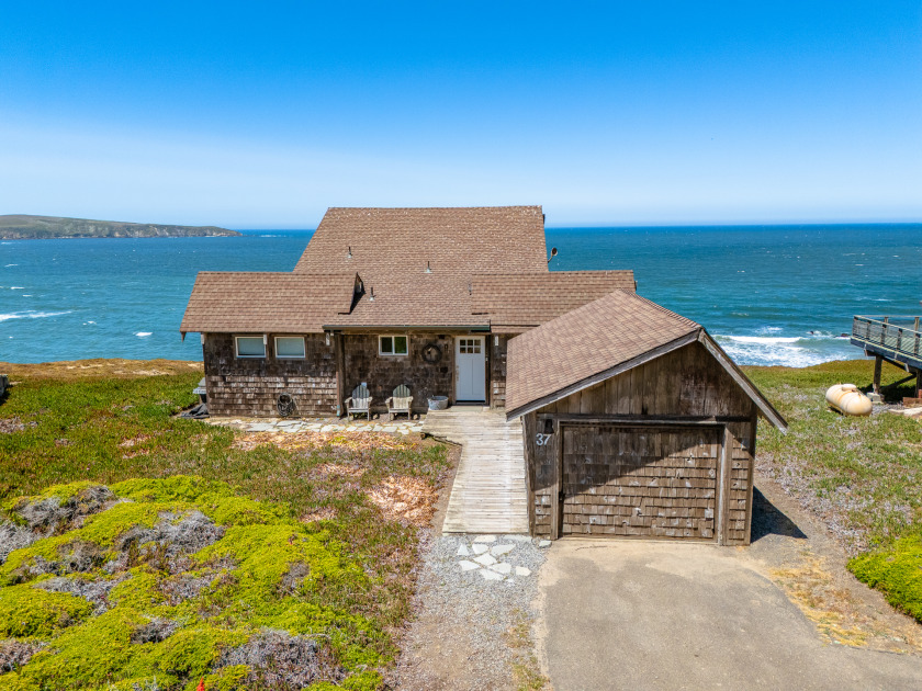 BreakingWaves COZY Oceanfront Retreat, Listen to Waves! Walk to - Beach Vacation Rentals in Dillon Beach, California on Beachhouse.com