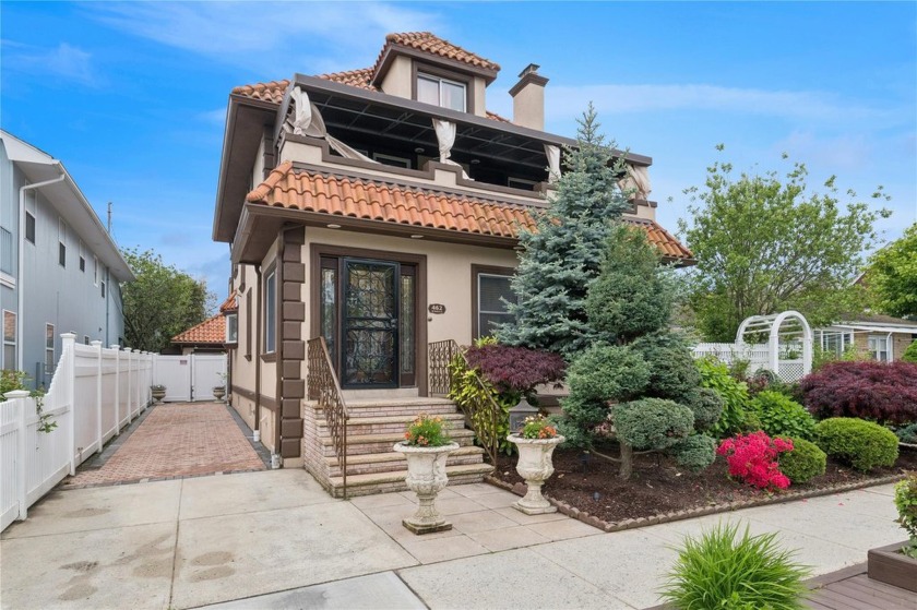 Welcome to 462 West Beech Street - A Coastal Colonial - Beach Home for sale in Long Beach, New York on Beachhouse.com