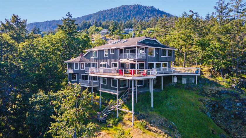 One of the most unique properties on Vancouver Island Built by a - Beach Home for sale in Duncan, British Columbia on Beachhouse.com