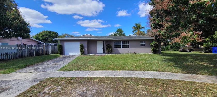 Beautiful 3 bedrooms and 2 bathrooms home with an ample patio - Beach Home for sale in North Lauderdale, Florida on Beachhouse.com