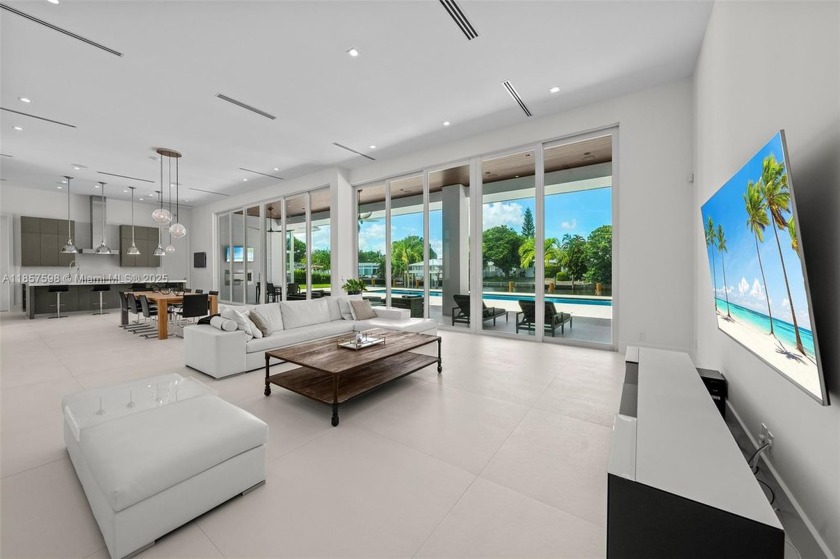 This Coral Ridge residence delivers clean lines, natural light - Beach Home for sale in Fort Lauderdale, Florida on Beachhouse.com