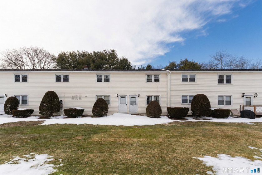 This 2 bedroom townhome in the Meadows is set in downtown - Beach Townhome/Townhouse for sale in Clinton, Connecticut on Beachhouse.com