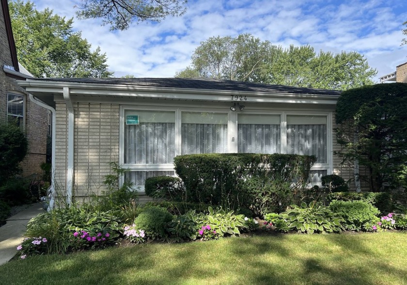 Freshly decorated custom built mid century bilevel on one of the - Beach Home for sale in Skokie, Illinois on Beachhouse.com
