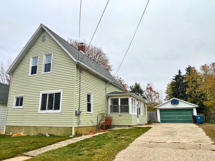 COMFORT & OPPORTUNITY: Welcome home to this 3-bedroom, 1-bath - Beach Home for sale in Manistee, Michigan on Beachhouse.com