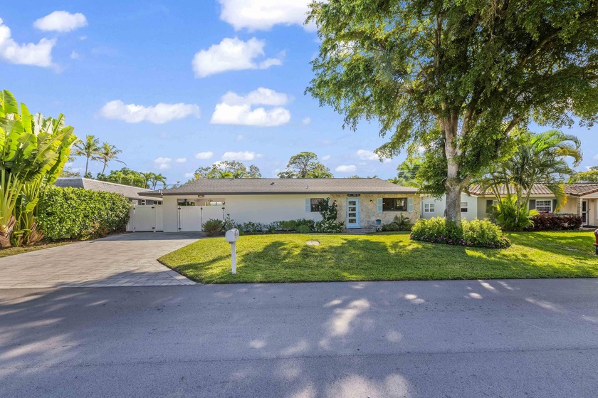 Located in the highly desirable Chapel Hill neighborhood, this - Beach Home for sale in Boynton Beach, Florida on Beachhouse.com