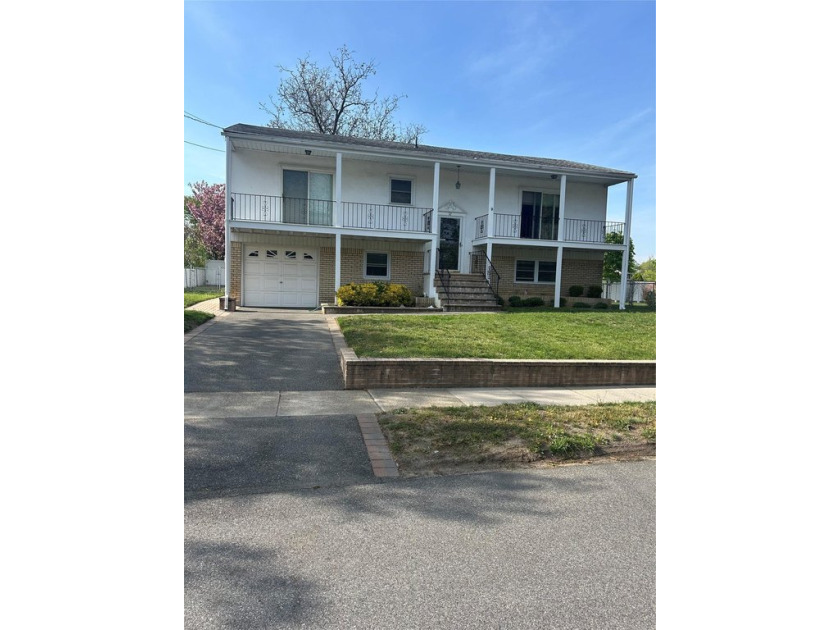 Over sized Hi Ranch in Village 4 Bedrooms with all top grade oak - Beach Home for sale in Lindenhurst, New York on Beachhouse.com