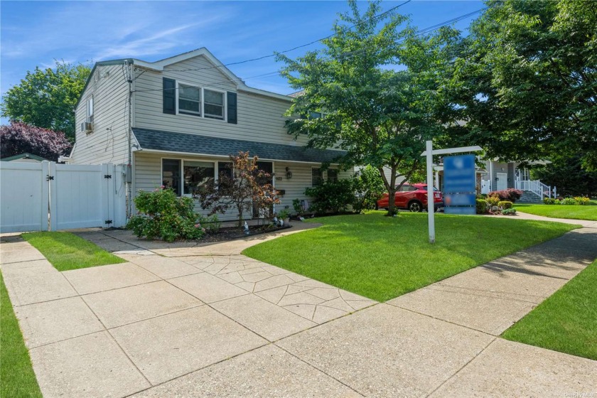 Magnificent home in the heart of South Bellmore school district - Beach Home for sale in Bellmore, New York on Beachhouse.com