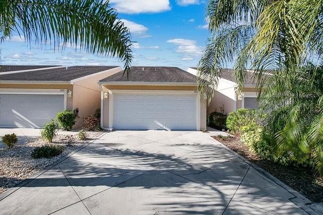 This beautiful townhouse in the picturesque coastal town of New - Beach Townhome/Townhouse for sale in New Smyrna Beach, Florida on Beachhouse.com